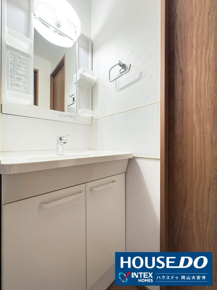 【清潔感あふれるホワイトな洗面台】
忙しい朝も気持ちよく使える、幅広で明るい洗面台!鏡裏の収納で、ご家族みんなの洗面用品もスッキリ片付きます。