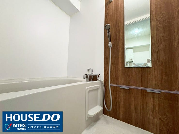 【癒やしのリラックス空間】
一日の疲れをリセット!木目調の壁が、疲れをリフレッシュできるバスタイムを演出してくれます