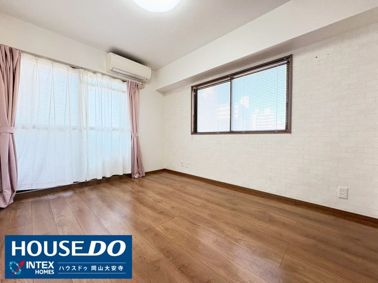 【ゆったりとした寛げる寝室!】
二面採光で明るさ抜群!アクセントクロスがおしゃれな洋室は、主寝室にぴったりです。