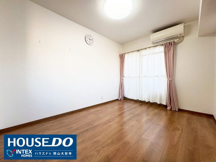 【プライベートを確保できる趣味空間】
上質な木目調フロアが美しい洋室。互いの時間を尊重できる、二人暮らしに最適な「大人のための書斎」にいかがですか?