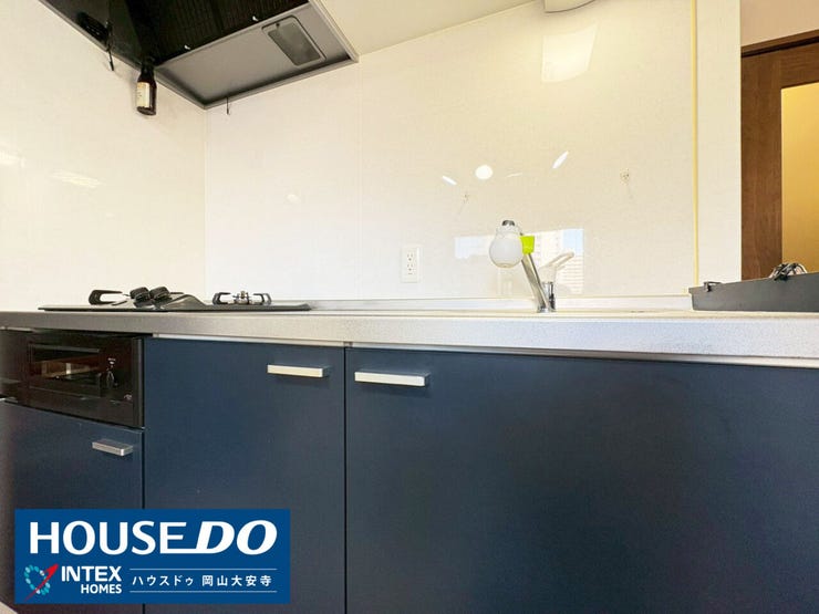 【効率の良い壁付けキッチン!】
機能的なシステムキッチンで、忙しい共働きご夫婦の調理時間をサポート!収納も充実していますよ。