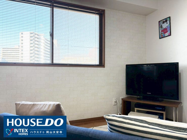 【家族の会話が弾む空間!】
大きな窓から光がたっぷり差し込むリビング!ここで映画を見たり、家族でゆっくりくつろぐのが楽しみになりますね