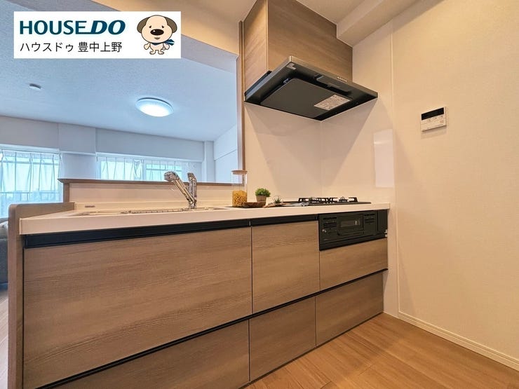 オシャレな木目調が目を引くカウンタータイプのシステムキッチン!使い勝手も◎