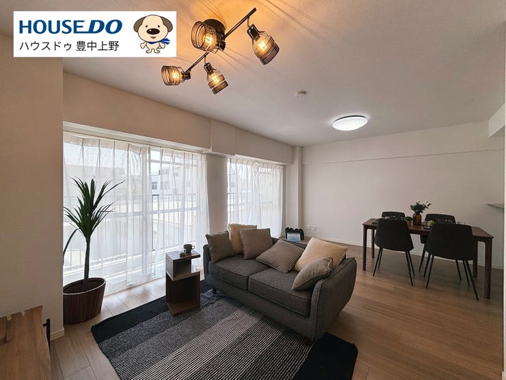 【リビング】
約17.5帖のLDK!申し分ない広さが確保されています!さらに、南向きバルコニーに面しており、明るい日差しが差し込みます♪