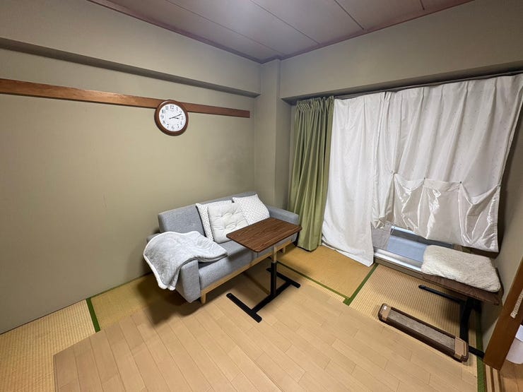 リビングのとなりには和室がございます。客間としてもお子様のお昼寝場所としてもあると何かと便利です。