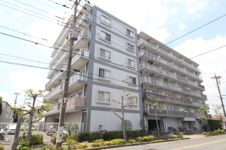 【外観】
外壁がお洒落な仕上がり!周囲には高い建物のないエリア。青い空が大きく感じますね