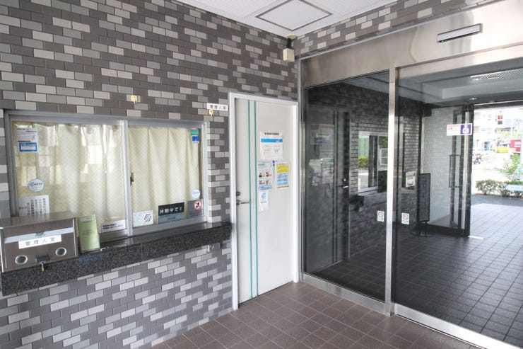 明るい基調のエントランスは毎日の帰り道が自然と足早になるような空間となっております。