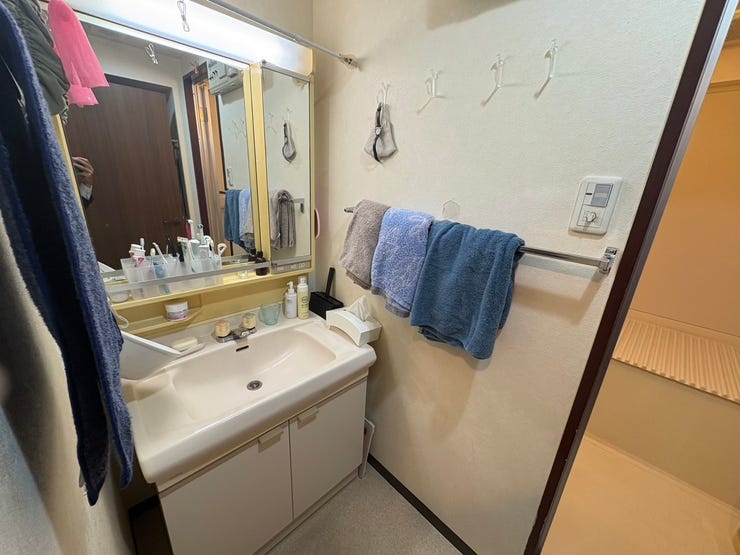 【洗面台】取り付けられた照明が優しい印象を与えてくれるので、朝の準備もスムーズに進みそうですね。