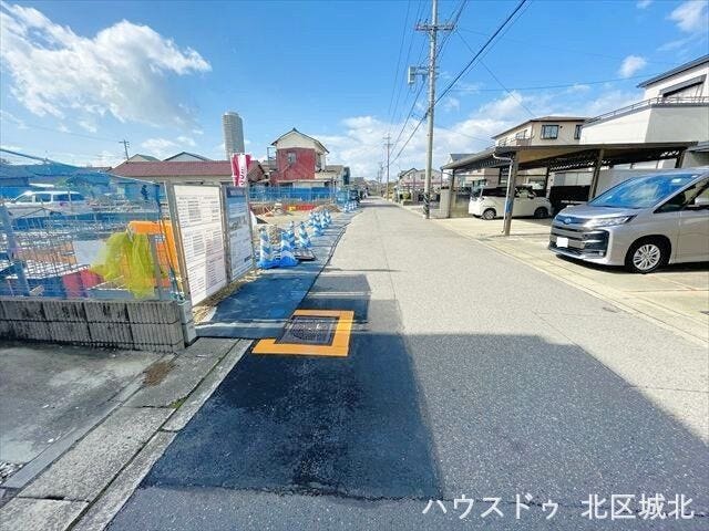 幅員約5.4mの側前面道路です。2台の車がすれ違うことが出来る道幅です。車の出し入れもゆったりとする事が出来ます。