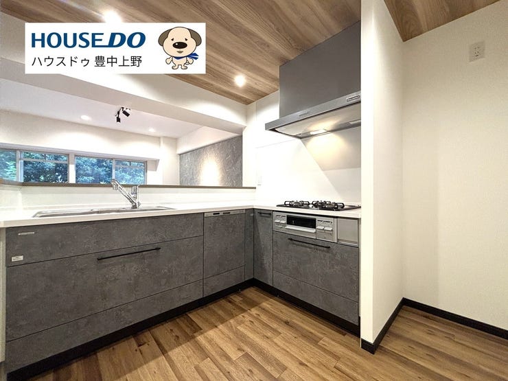 広々使いやすいL字型のシステムキッチン!キッチン後ろも広さに余裕があり、作業台も文句なしの広さが確保されています♪