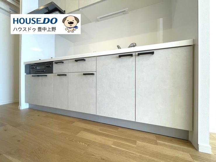 ゆとりあるキッチンスペースにある収納豊富なシステムキッチンです!