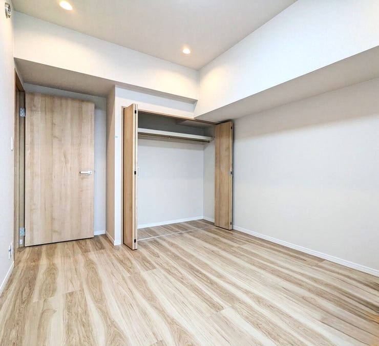 【洋室2】
全ての洋室にクローゼットが設置されていて、全てのお部屋には南側バルコニーからの陽ざしが入る明るいお部屋になっています(^^♪