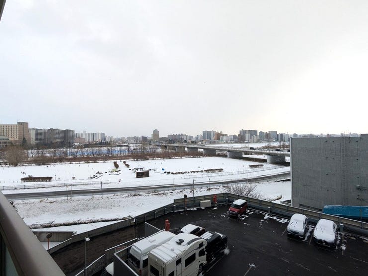 【眺望写真】
バルコニーからは、豊平川の河川敷が見えるので四季折々の景色を楽しむことができ、一番は全てのお部屋から花火大会を鑑賞することが出来るのが魅力です(^^♪