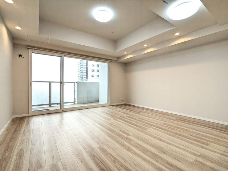 【リビングダイニング】
リビングダイニングには、バルコニーからの陽射しが入り明るい朝を迎えることができ夜にはダウンライトの優しい灯りがお部屋照らしてくれます(^^♪