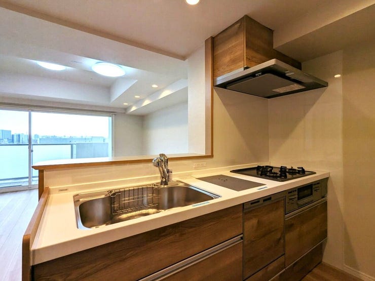 【キッチン】
キッチンはカウンターキッチンなので家族と会話をしながら料理を楽しむことができ、後片付けは食洗器が手伝ってくれます(^^♪