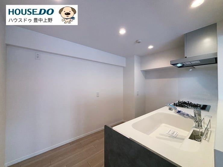 キッチン後ろも広く食器棚や冷蔵庫を置いてもゆとりがございます!