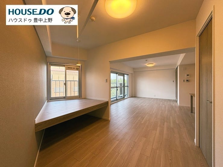 【リビング】
約20帖の広々LDK!LDKの奥には使い勝手のいいヌックがございます♪とてもゆとりある広さで、ご家族みんなでくつろいでいただける空間です♪