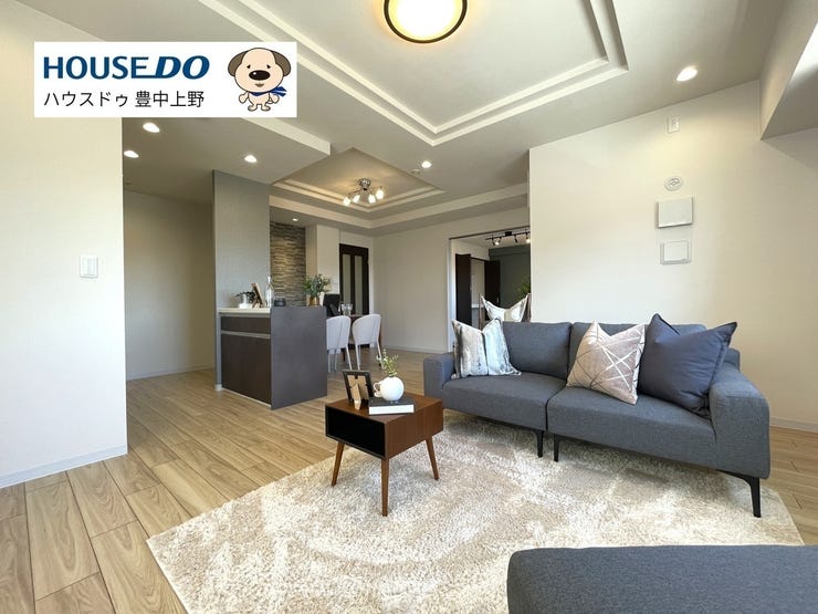 【リビング】
約19.5帖の広々LDK!ご家族みんなでのんびりしていただける広さがございます♪室内はリフォーム済みで高級感、清潔感がございます!