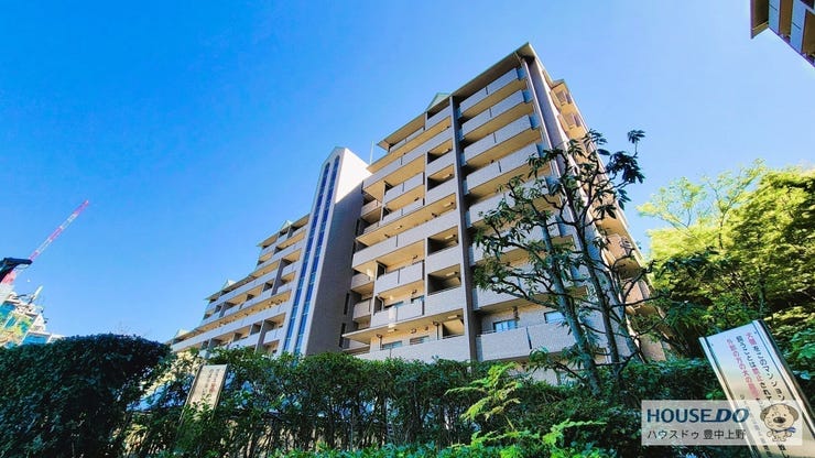 北大阪急行線「桃山台駅」から徒歩約15分の好立地。緑豊かな住環境が広がり、四季を感じながら快適に過ごせます。オートロック完備で、安心・安全な暮らしをサポートします。