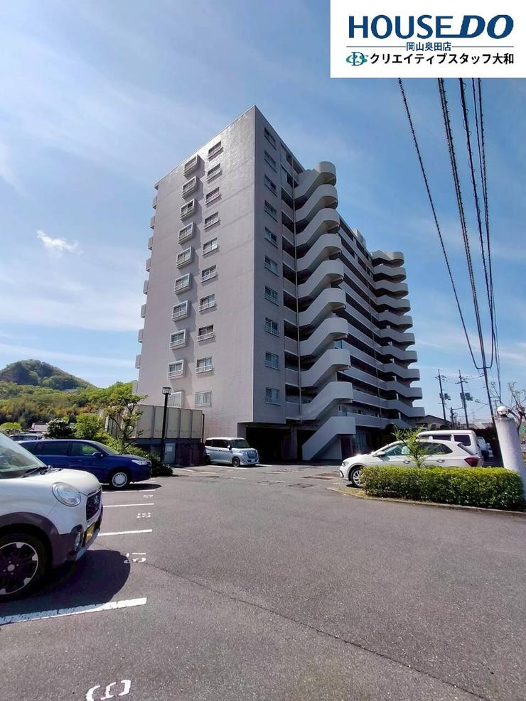 【外観】
国道180号沿いの拓けた立地に建つ、ひときわ目を惹くマンションです♪