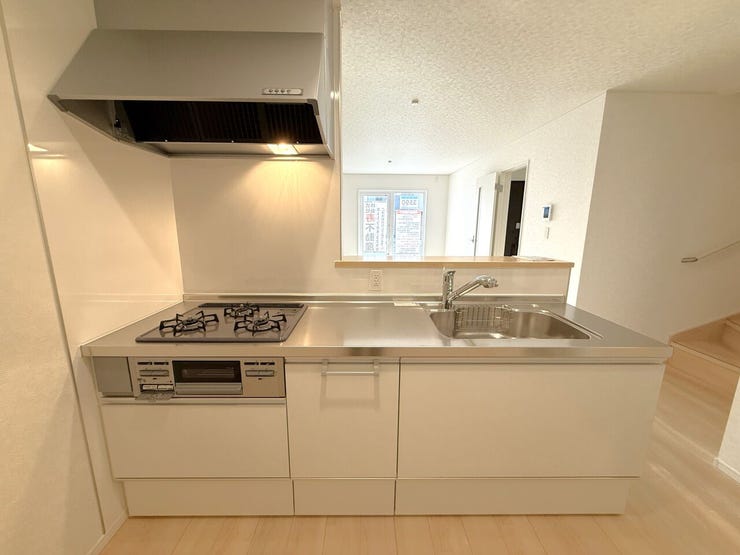 前面道路幅員10mで車の出し入れもラクラク。開放感があり、圧迫感のない明るい街並みが魅力。安全性も高く、通勤・お買い物・お子さまの送り迎えも快適です。