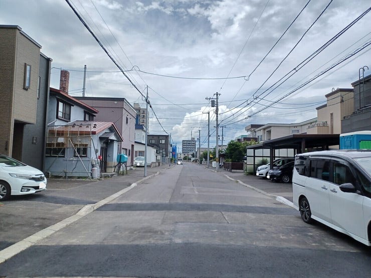 ゆったり10mの前面道路で、視界も開放的。車の出し入れや歩行も安心で、快適な暮らしをサポート。街並みの広がりが、毎日の生活にゆとりと安心感をプラスします。