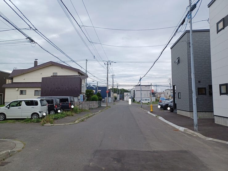 前面道路幅員10mで車の出し入れもラクラク。開放感があり、圧迫感のない明るい街並みが魅力。安全性も高く、通勤・お買い物・お子さまの送り迎えも快適です。