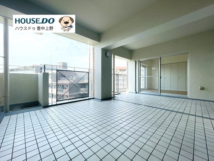 【バルコニー】
約24.21㎡のとても広々としたテラスが魅力!!様々な用途でご使用いただけます♪前面には遮るものがないため、眺望も良好です!