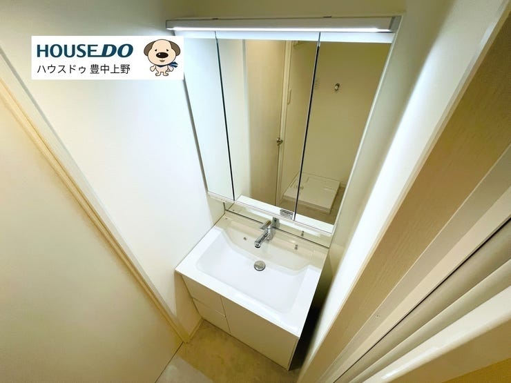 収納も豊富な三面鏡の洗面台♪