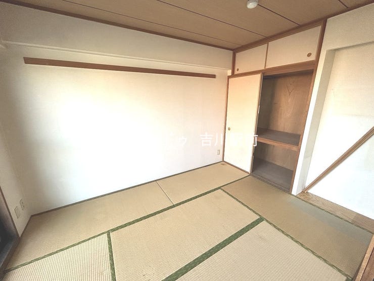 リフォーム前の写真になります。押入のある和室です。