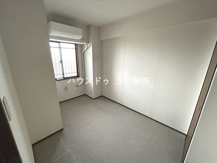 リフォーム前の写真になります。4.5帖の洋室です。