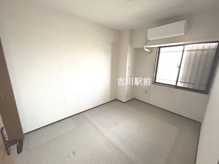 リフォーム前の写真になります。5.4帖の洋室です。