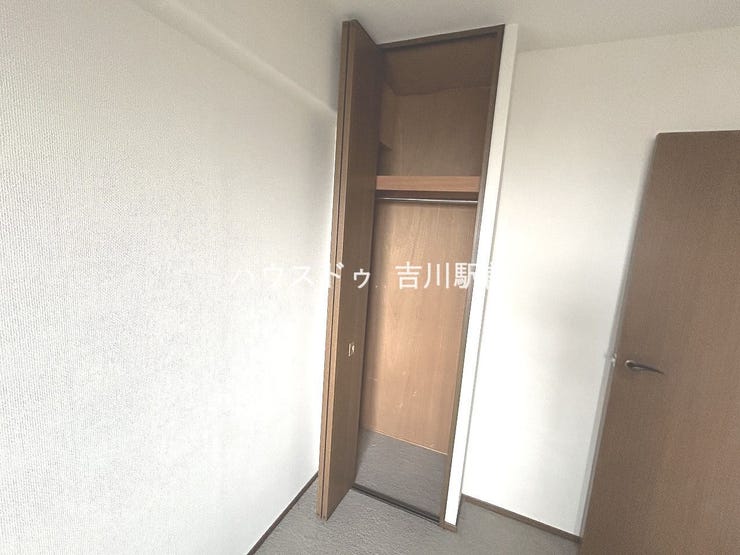 リフォーム前の写真になります。洋室内のクローゼットです。