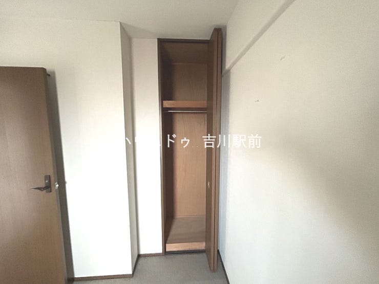 リフォーム前の写真になります。洋室内のクローゼットです。