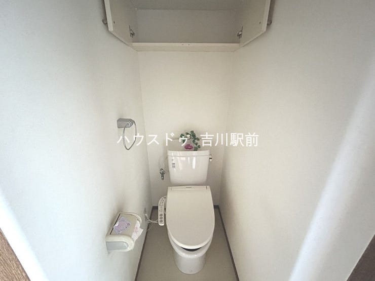リフォーム前の写真になります。上部に収納スペースのあるトイレです。