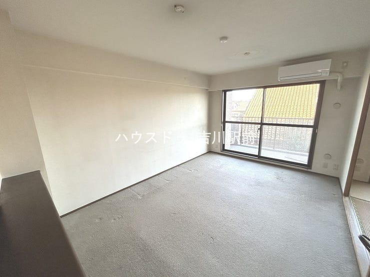 リフォーム前の写真になります。ベランダに面した明るいリビングです。