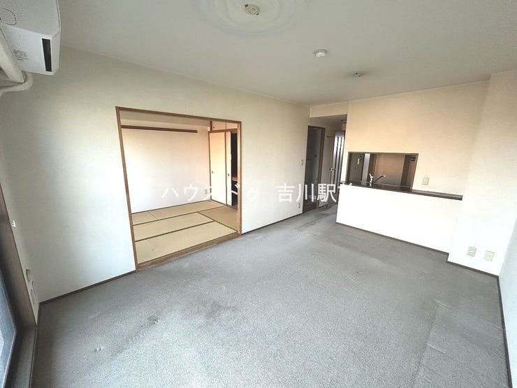 リフォーム前の写真になります。カウンターキッチンのや和室の見えるリビングです。