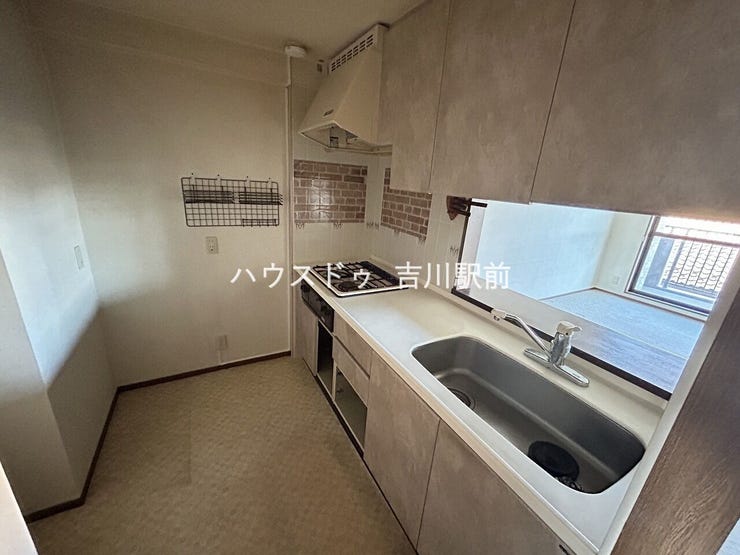 リフォーム前の写真になります。リビングの様子が見れるキッチンです。