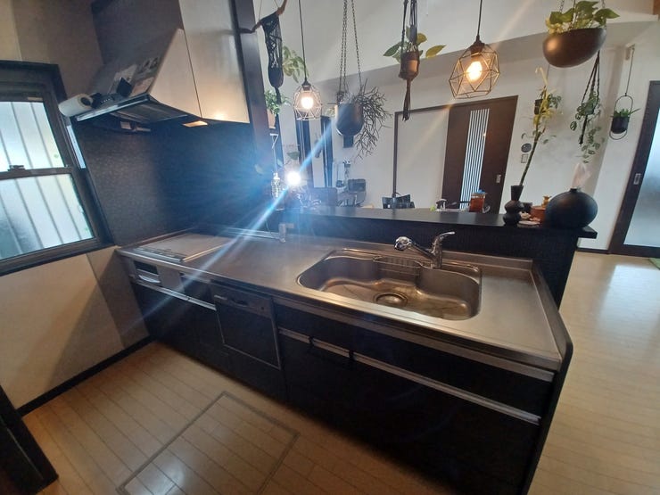 料理をしながら会話が楽しめる対面キッチン!リビングで遊ぶお子様の様子も見えるので安心です♪