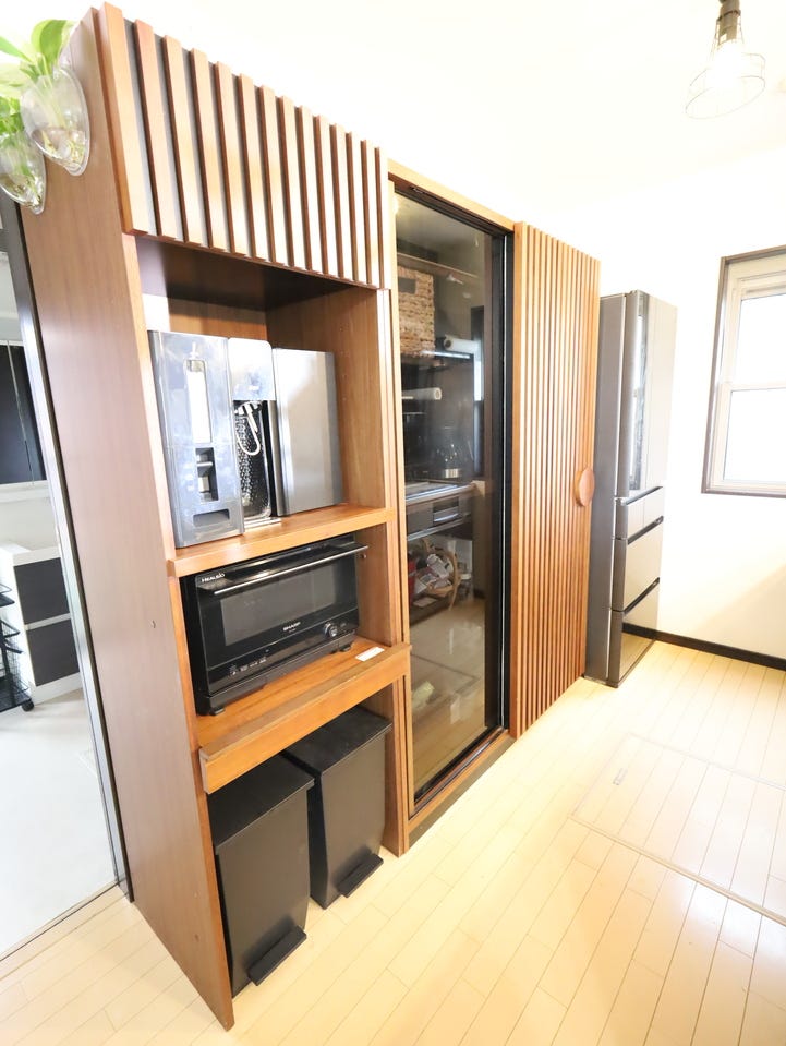 キッチン背面には食器棚が備付け!棚を買う費用が抑えられるのも◎です!
