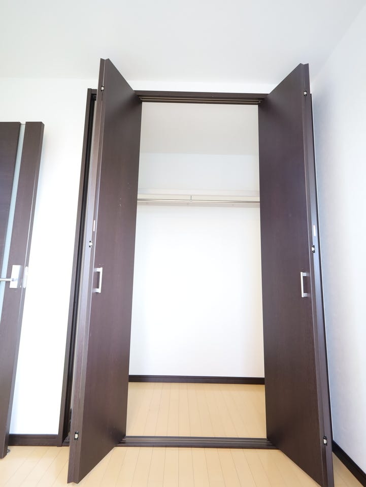 枕棚とハンガーパイプ付きでパッと一目で分かるきちんと整理されたクローゼットが叶います◎