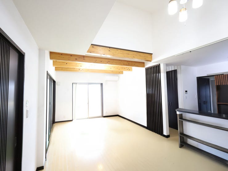 約20帖の大型LDKでゆったり過ごせる新生活!リビングの広さを実際にご見学して、実感してみてください♪※現況の物件写真に、引渡し時のイメージとして CG による画像処理がされています。