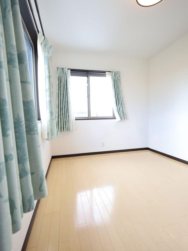 2面採光で明るい洋室です。清潔感のある明るいフローリングがお部屋に馴染み、心地よい空間を演出します。※現況の物件写真に、引渡し時のイメージとして CG による画像処理がされています。