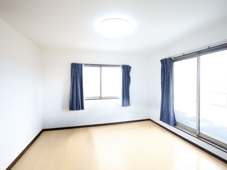 陽光たっぷりの洋室。バルコニーに面した、開放的で心地よい空間です。※現況の物件写真に、引渡し時のイメージとして CG による画像処理がされています。