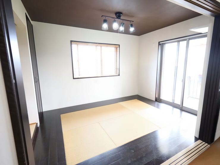 LDK横の和室は、少し横になりたい時や小さなお子様の遊び場など様々な用途で使えます。※現況の物件写真に、引渡し時のイメージとして CG による画像処理がされています。