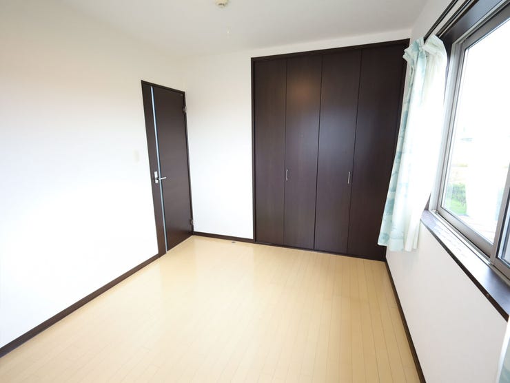 お子様部屋としてお使いいただける洋室です。各洋室に収納スペースがございます。※現況の物件写真に、引渡し時のイメージとして CG による画像処理がされています。