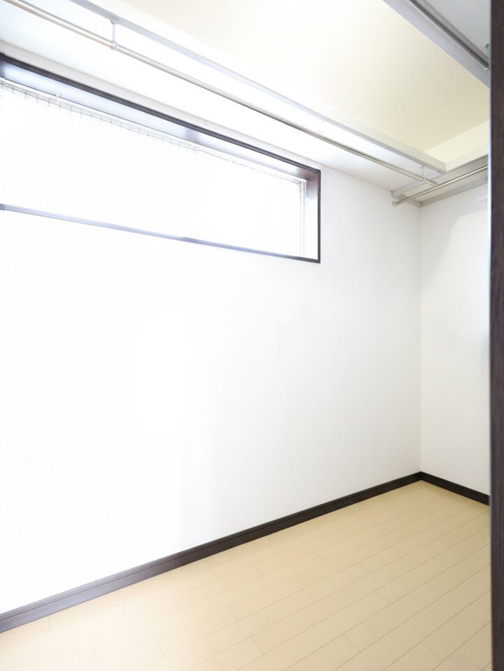 約4帖分のWIC。季節の家電や布団、衣類や日用品のストックにも◎。※現況の物件写真に、引渡し時のイメージとして CG による画像処理がされています。