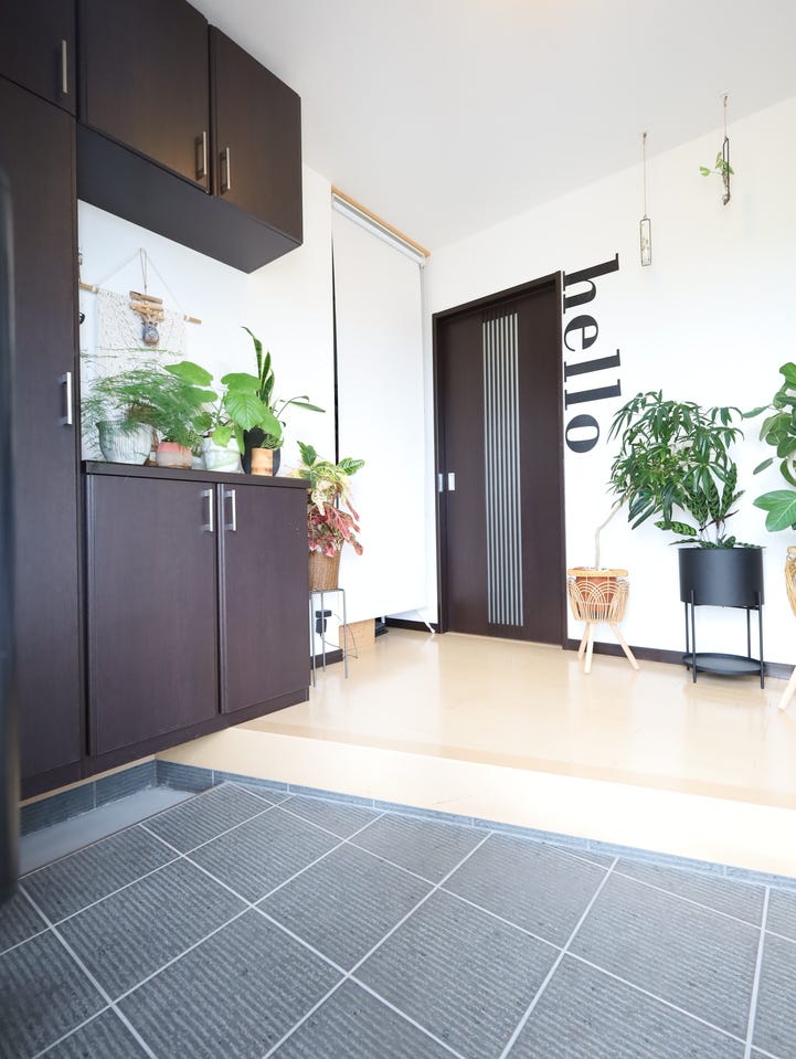 収納たっぷりでスッキリとした、明るく清潔感のある玄関。毎日気持ちよく迎え入れてくれる、心地よい住まいの入口です。