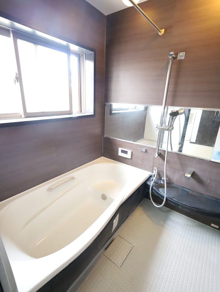 横長のミラーが空間に奥行きをもたらします。梅雨時期などには浴室乾燥機を利用し洗濯物を乾かすこともできとっても便利です。