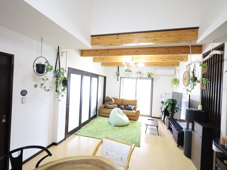 大きな窓から陽差しが降り注ぐLDK!ゆとりあふれる室内空間が心地よい暮らしを実現。